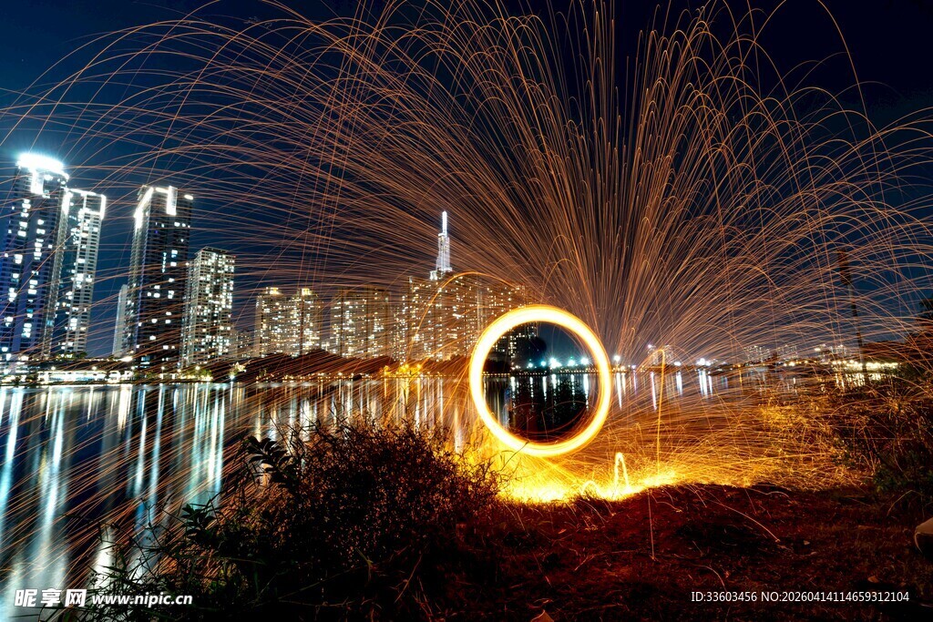 城市夜空中的绚烂钢丝棉光绘