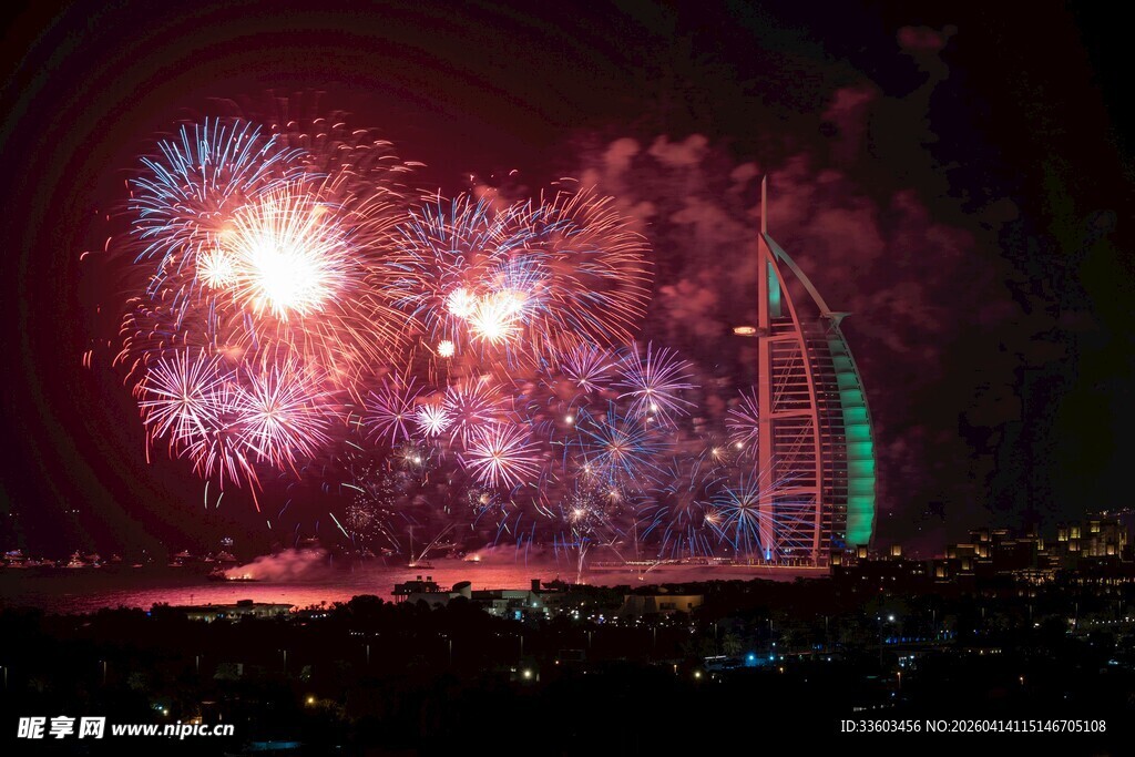 迪拜夜景烟花绚丽绽放