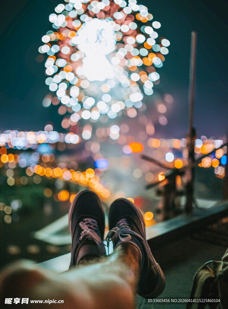 俯瞰夜景下放松的双脚