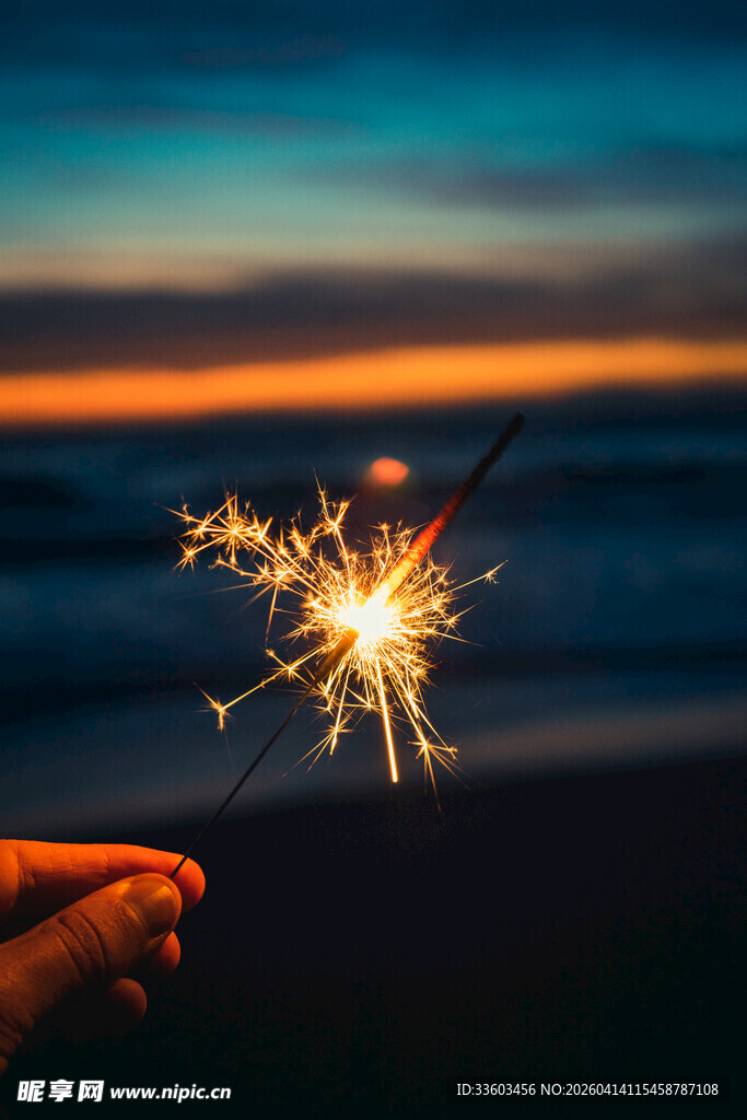 海边手持烟花的浪漫瞬间