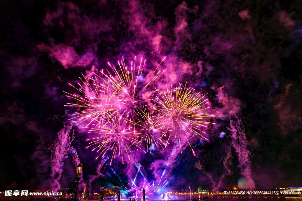 夜空中绚烂的紫色烟花