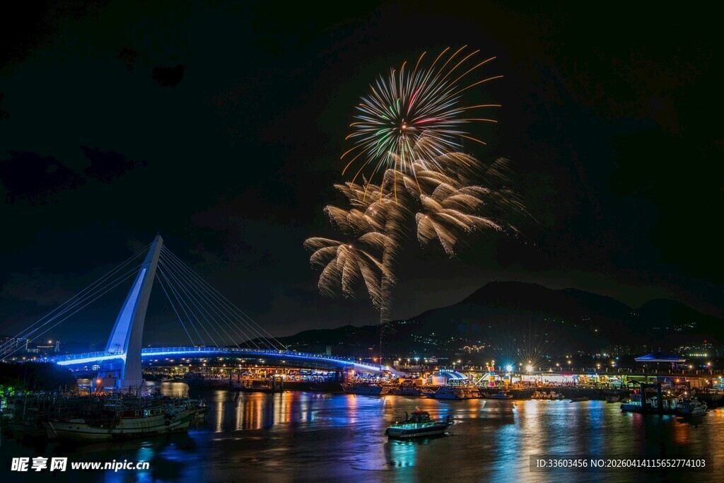 城市夜景中的绚烂烟花