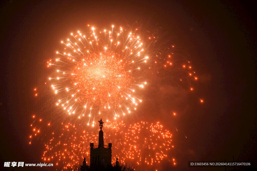 夜空中绚烂绽放的烟花