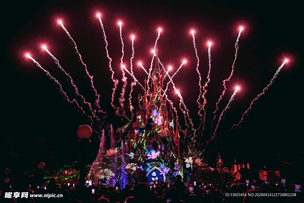 璀璨烟花点亮欢乐时刻