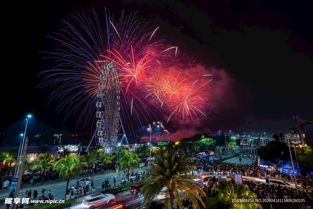 城市夜空绚烂烟花秀