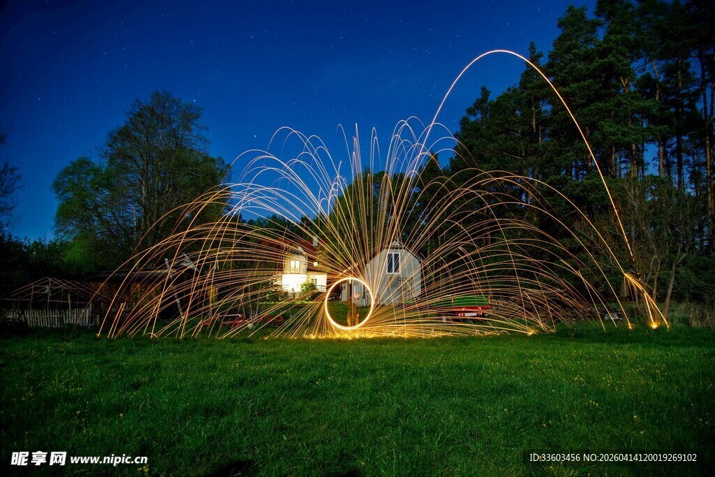 夜空中的绚烂打铁花表演