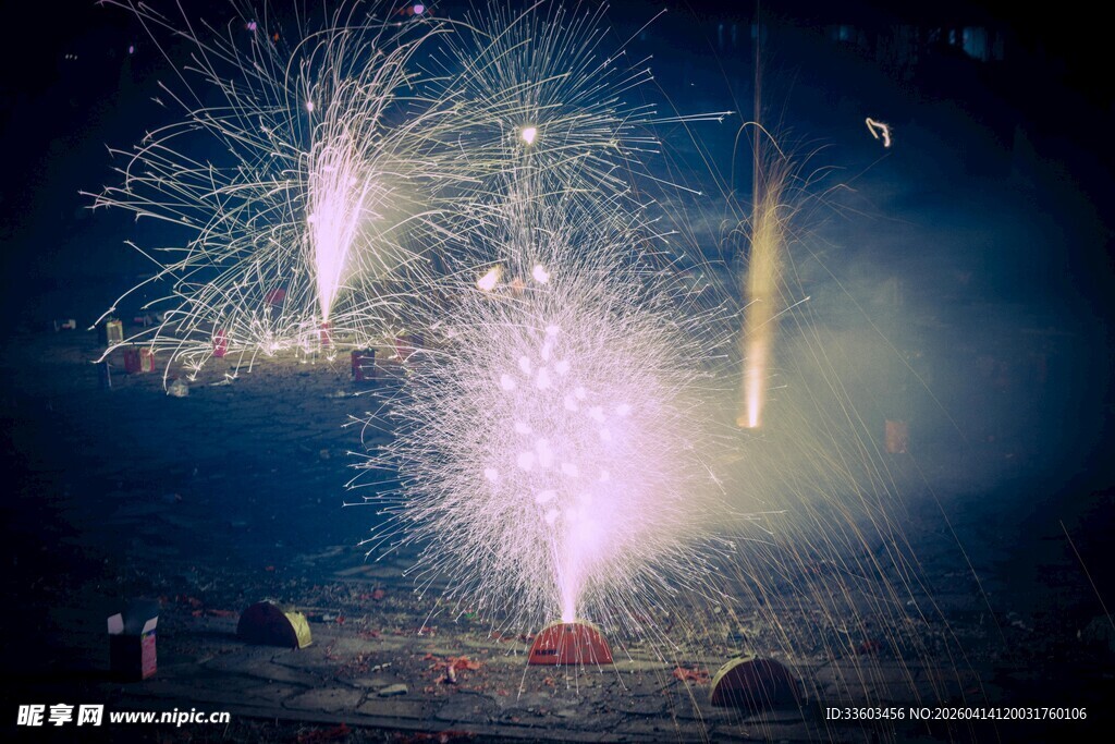 夜空中绚烂绽放的烟花