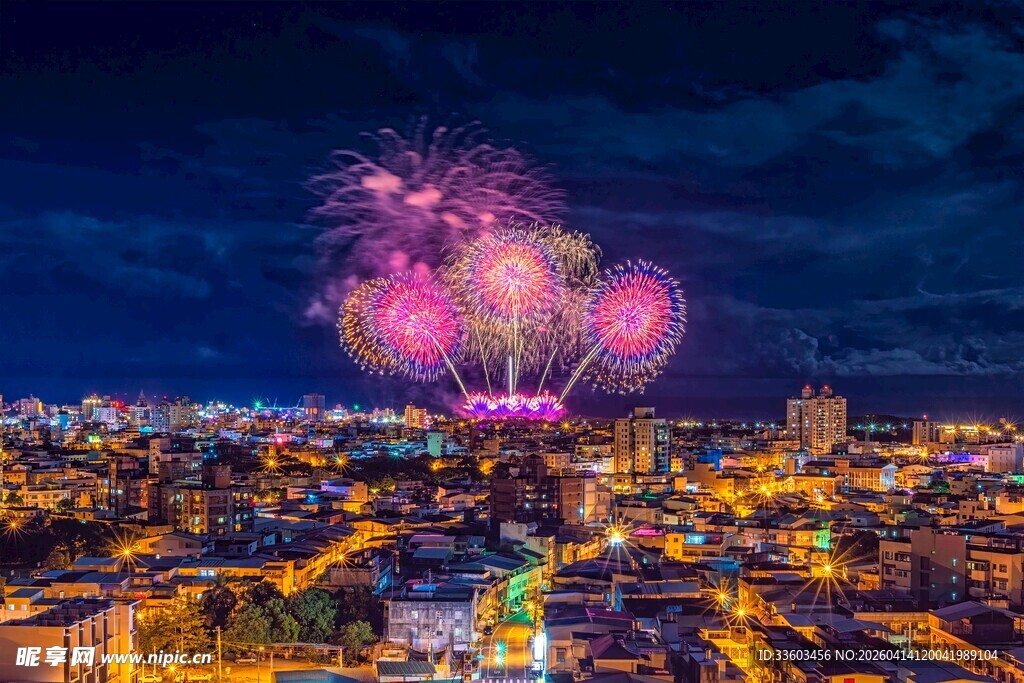 城市夜空绚烂烟花绽放