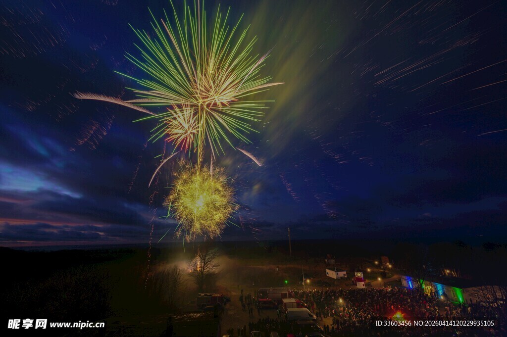 夜空绽放绚丽烟花