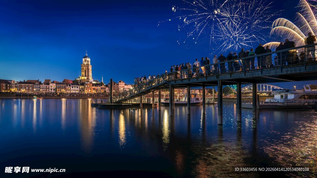 河畔夜景中的绚丽烟花