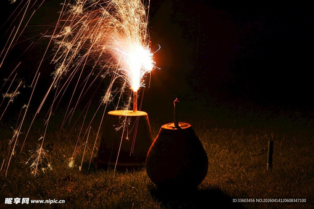 夜中南瓜旁绚烂烟花绽放