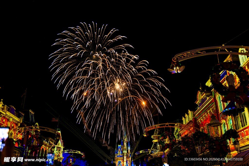 夜空中绚烂的城市烟花秀
