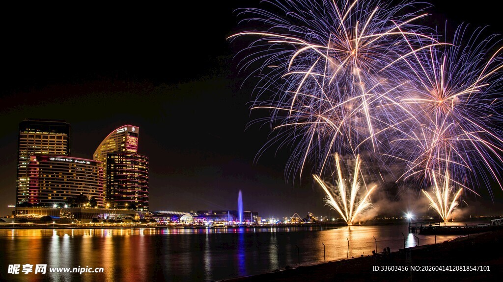 城市夜空绚烂烟花绽放