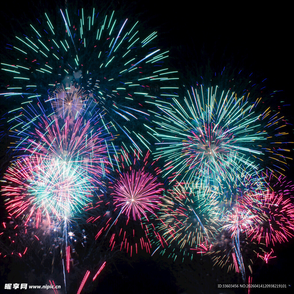 夜空中绚烂的多彩烟花