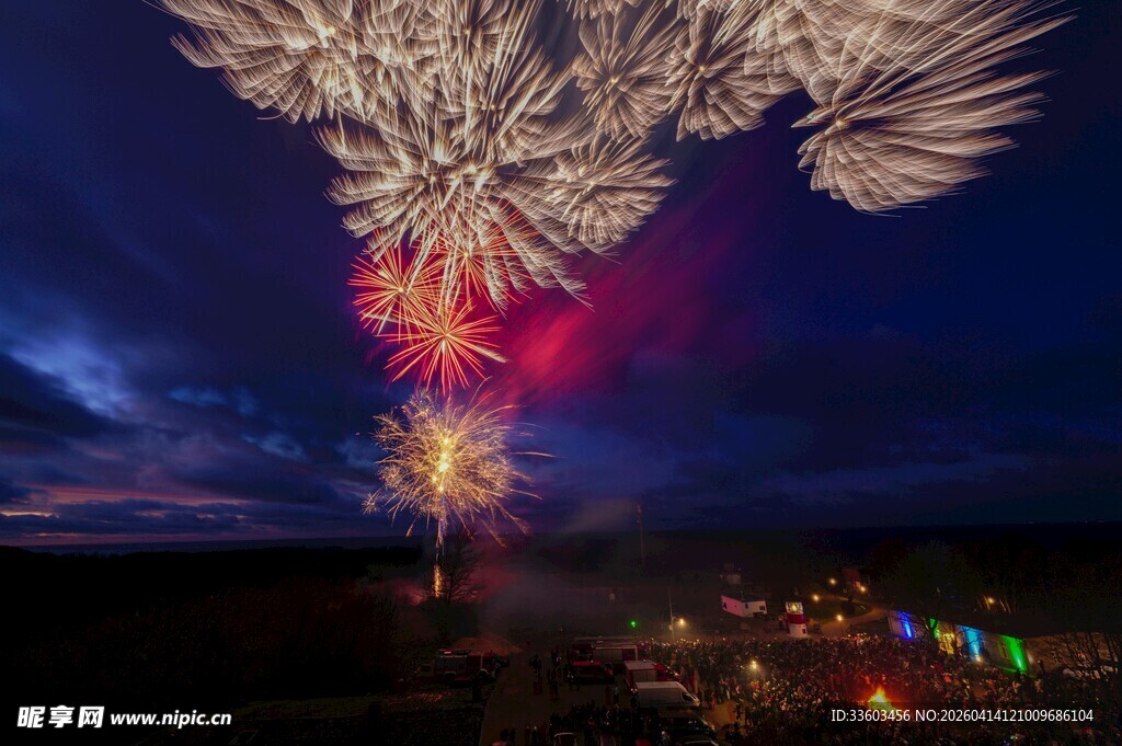 夜空绽放绚烂烟花美景