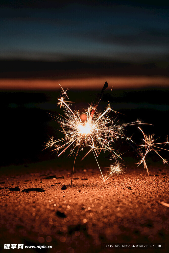 海边闪烁的绚烂仙女棒