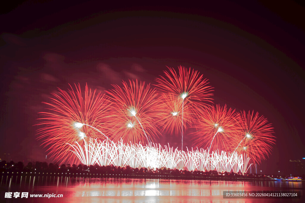 夜空中绚烂的红色烟花秀