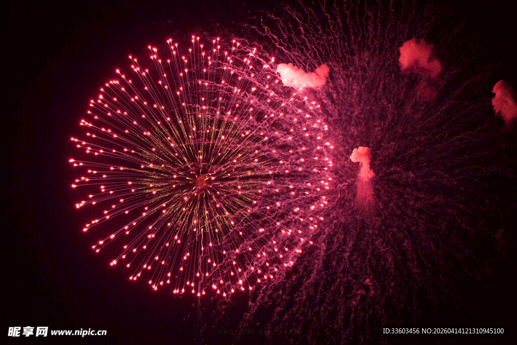 绚丽绽放的红色烟花