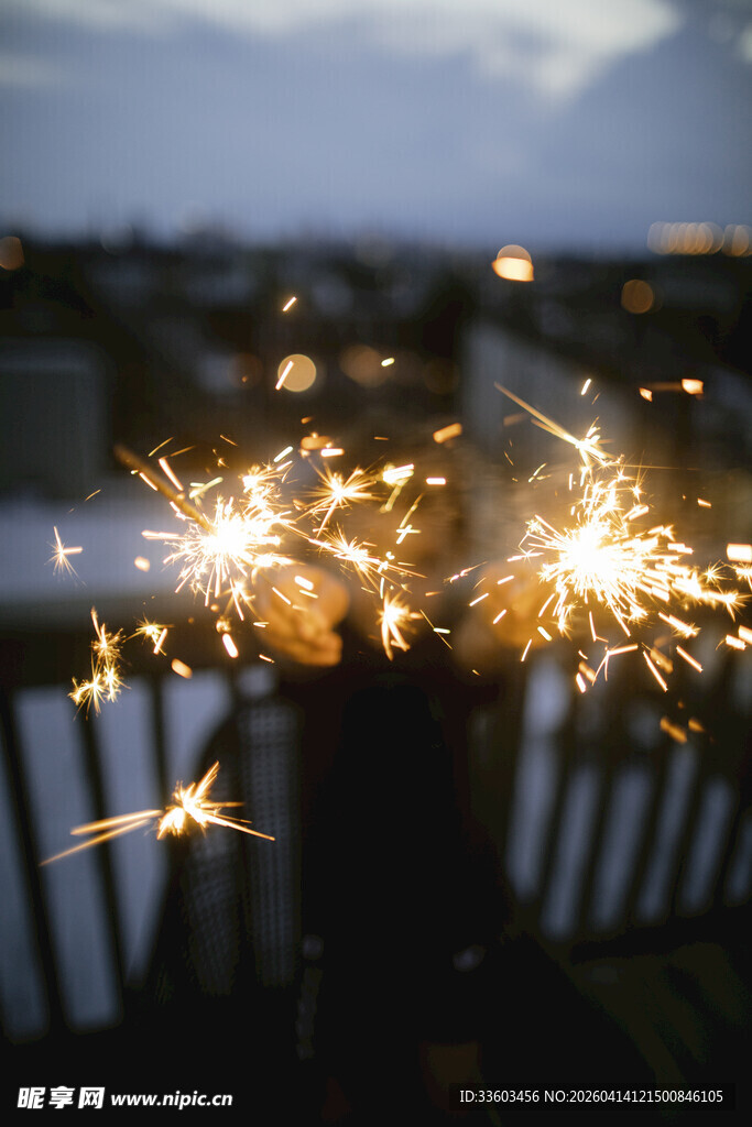 手持闪烁仙女棒的温馨瞬间