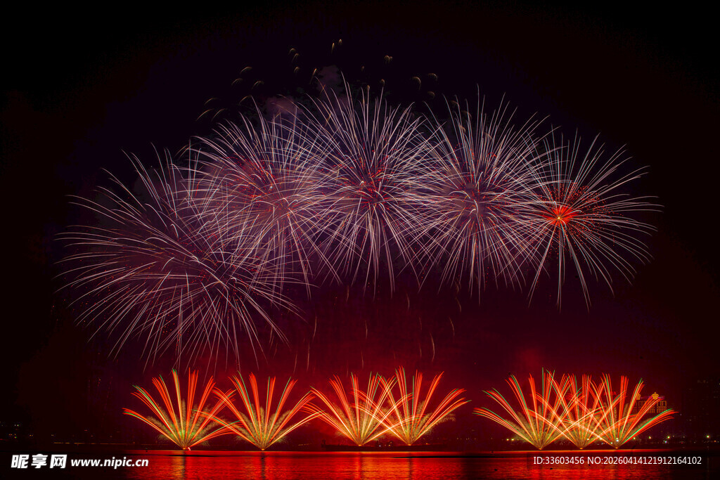 绚丽烟花绽放夜空