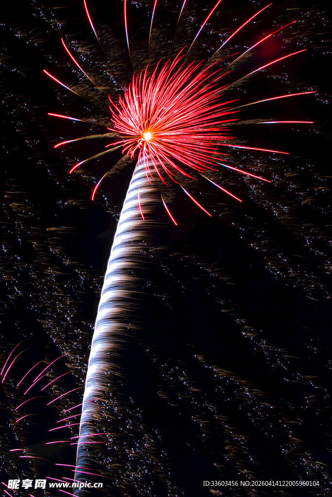 夜空中绽放的绚丽红烟花
