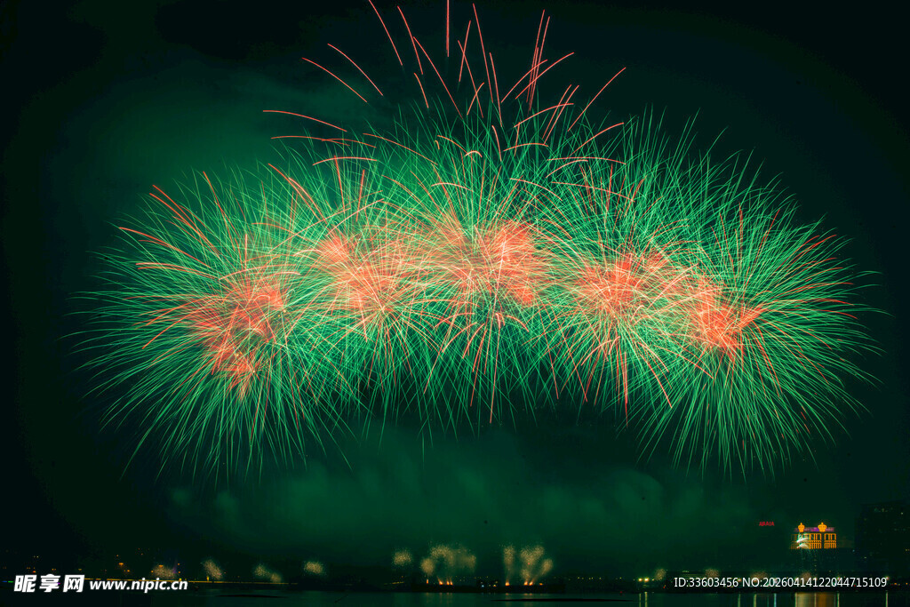 夜空中绚烂的绿色烟花