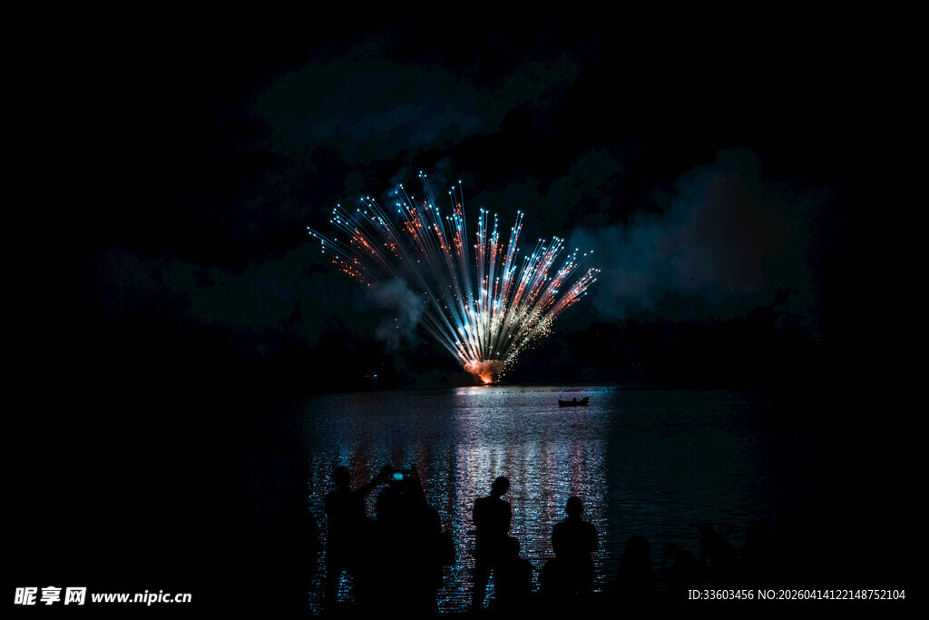 湖畔夜空中的绚烂烟花