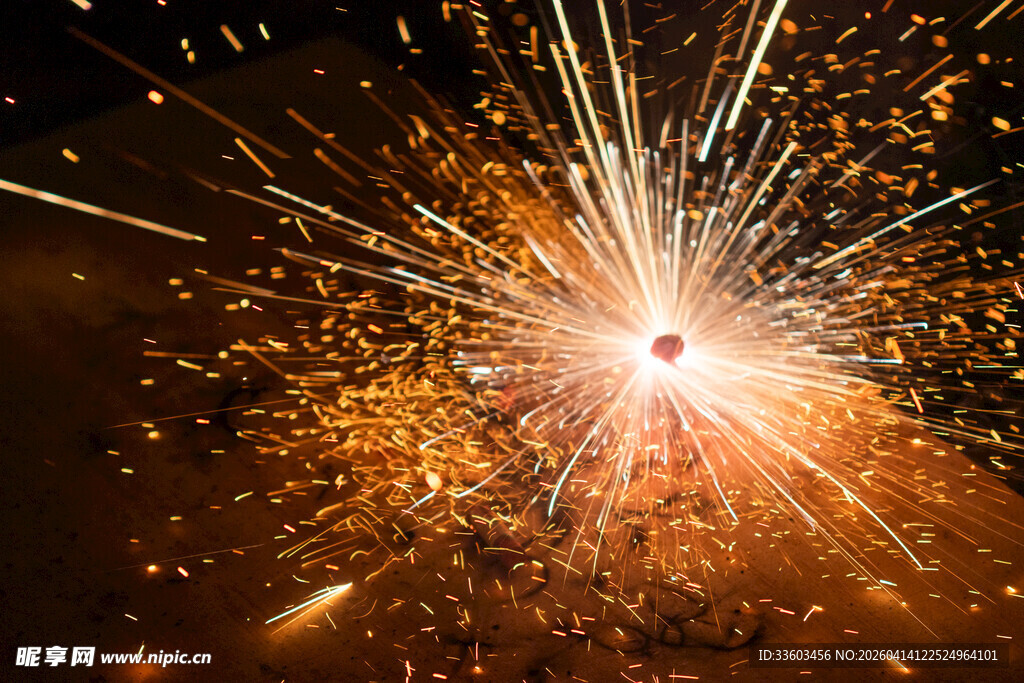 绚烂烟花绽放瞬间