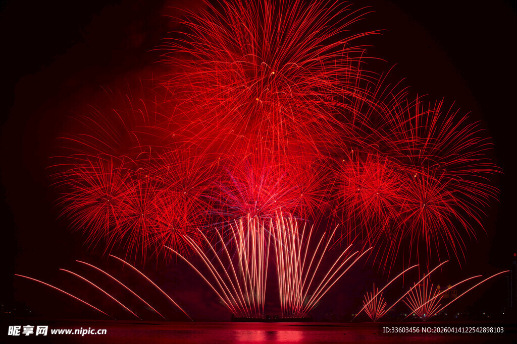 夜空中绚烂的红色烟花