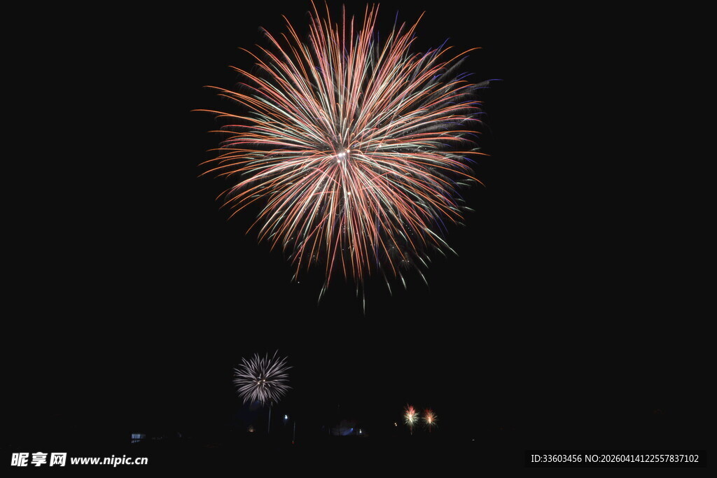 夜空中绚烂的烟花绽放