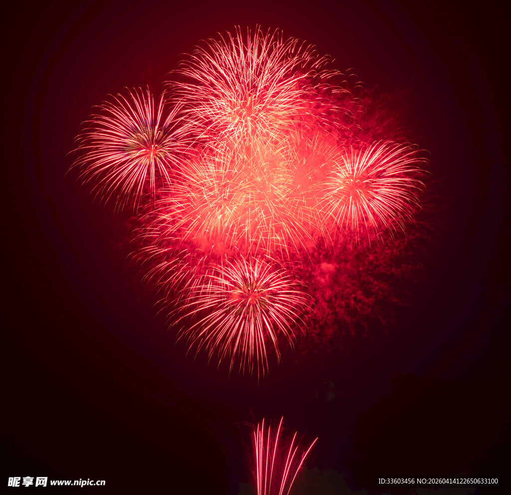 绚丽绽放的红色烟花
