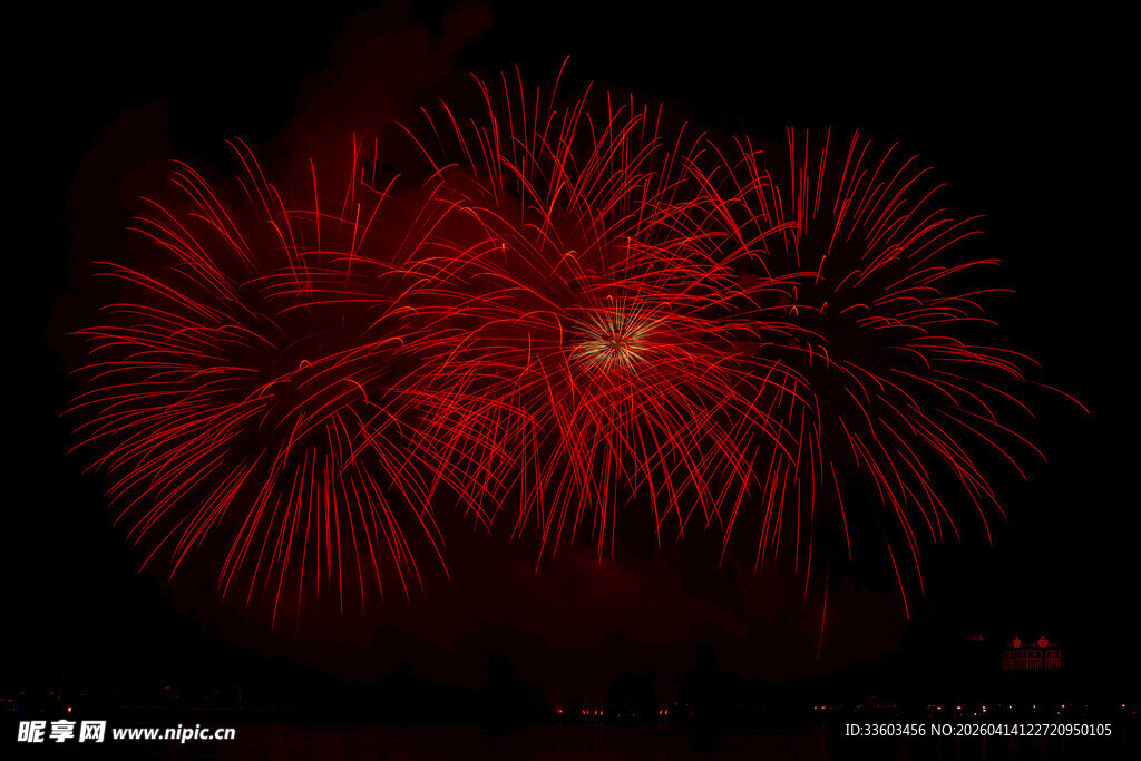 绚丽红色烟花绽放夜空