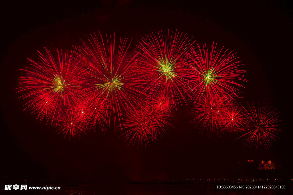 夜空中绚烂的红色烟花