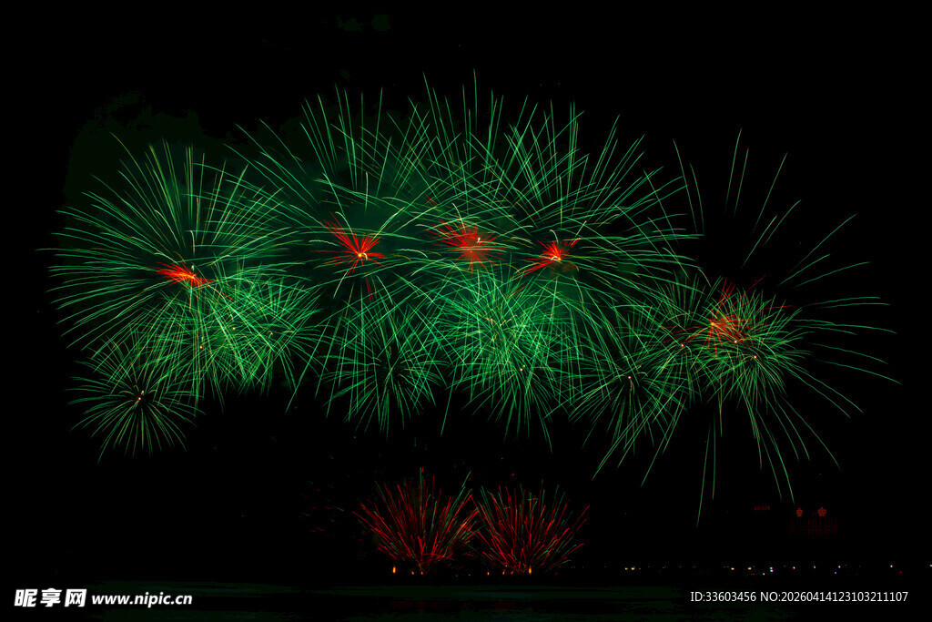 夜空中的绿色绚烂烟花