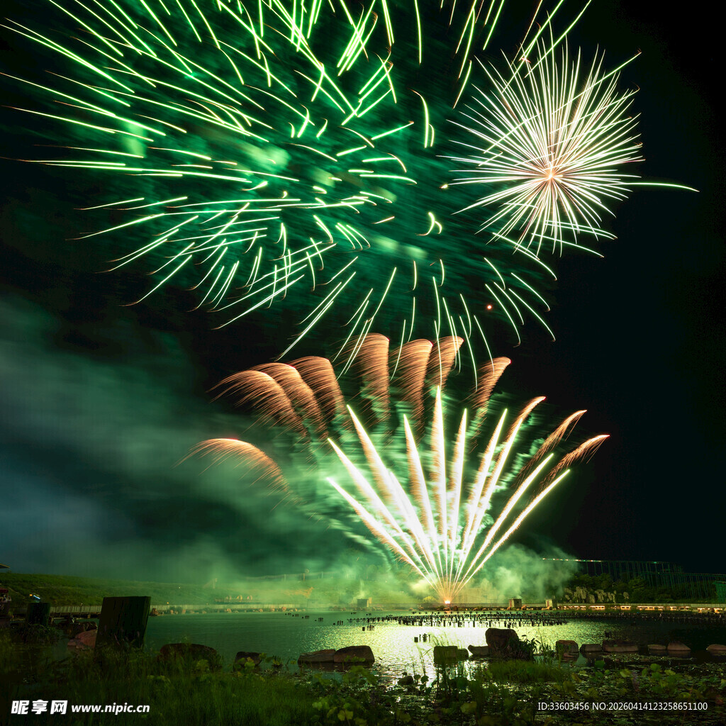夜空中绚烂的绿色烟花秀