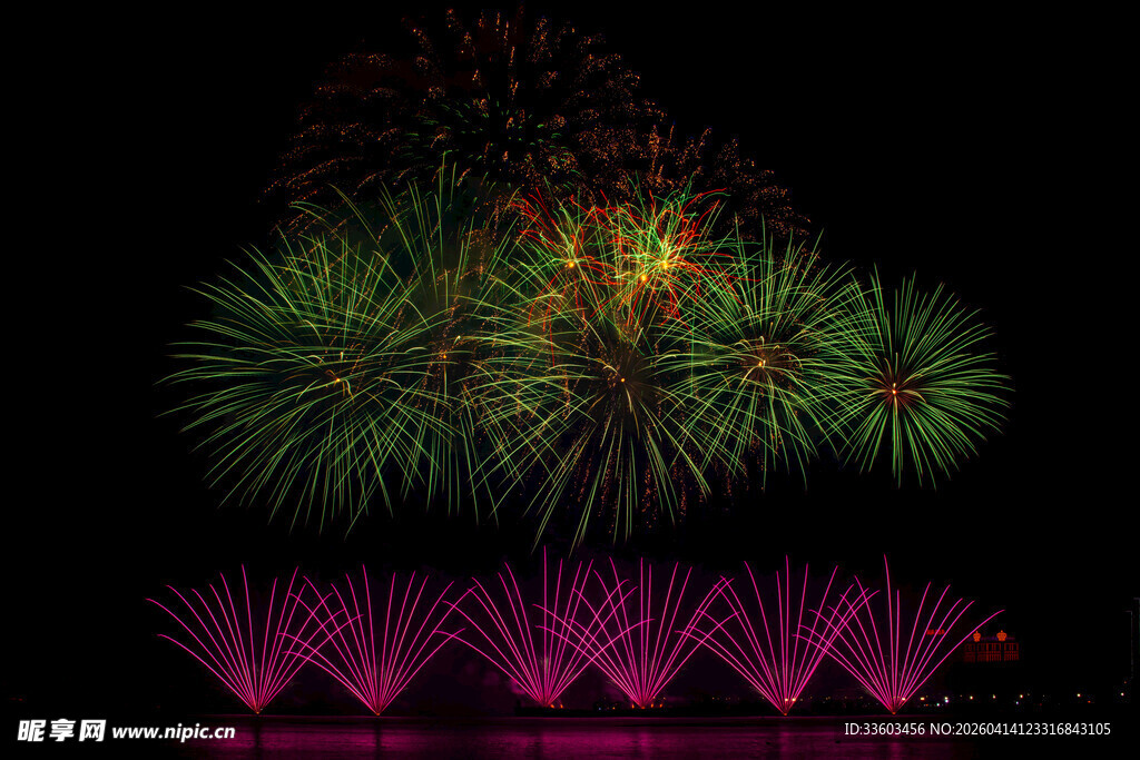 绚丽烟花夜空绽放