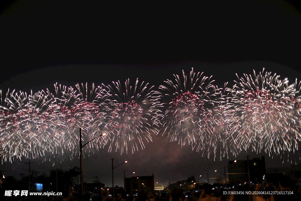 城市夜空绚烂烟花绽放