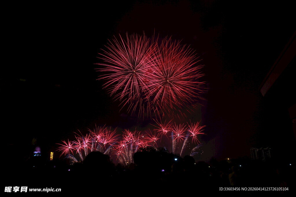 夜空中绚烂的红色烟花