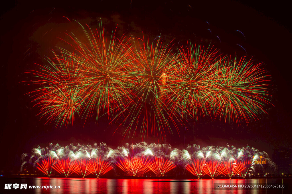 夜空下绚烂的烟花与灯火