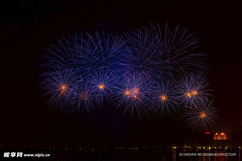 夜空绚烂烟花绽放