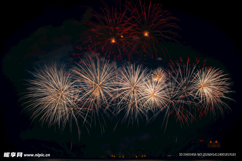 夜空中绚烂的烟花绽放