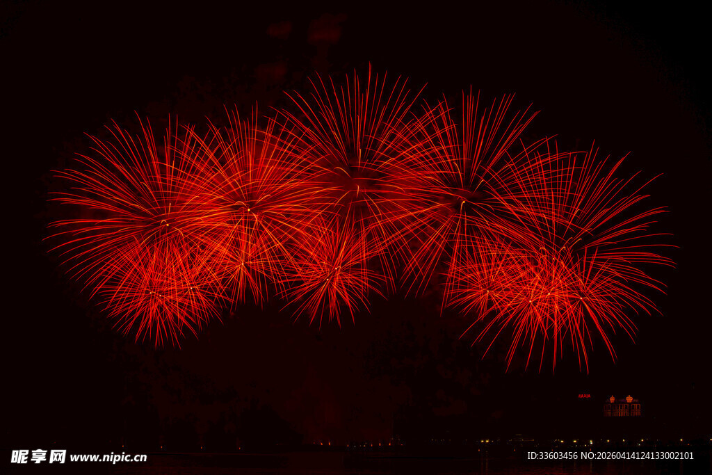 夜空中绚烂的红色烟花