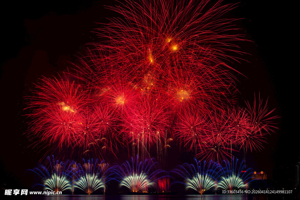 夜空中绚烂的红色烟花