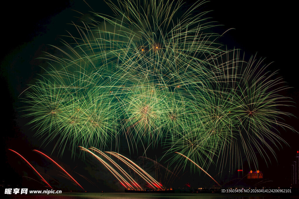 夜空中绚烂的绿色烟花