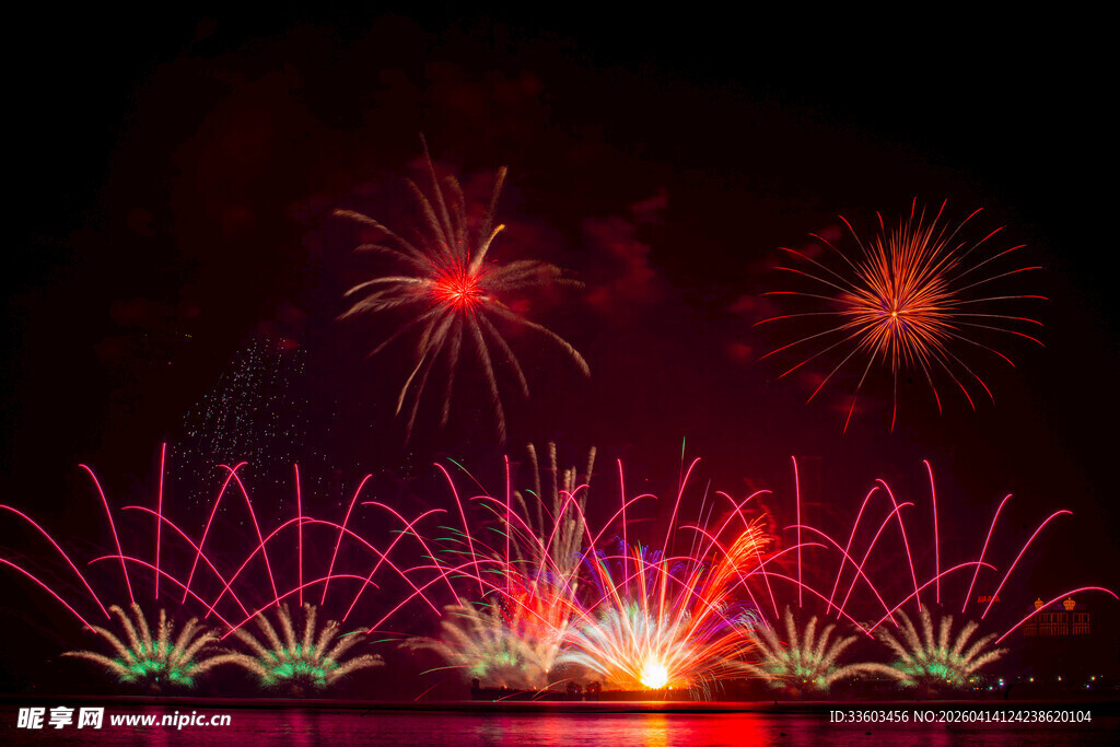 夜空中绚烂的多彩烟花