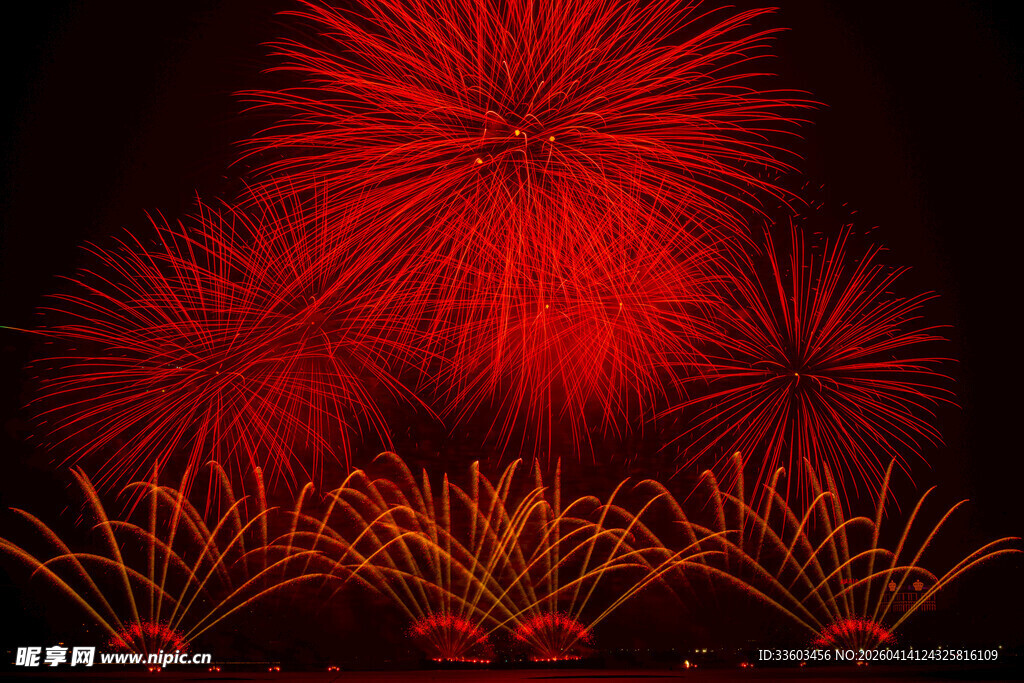 绚丽红色烟花绽放夜空