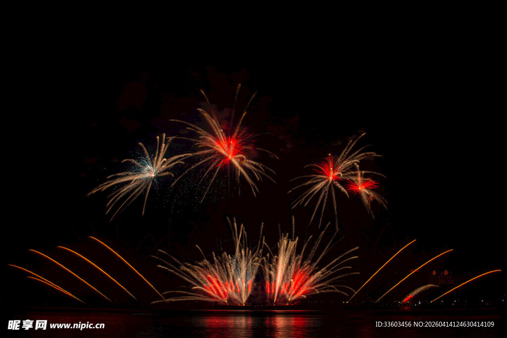 夜空中绚烂绽放的烟火