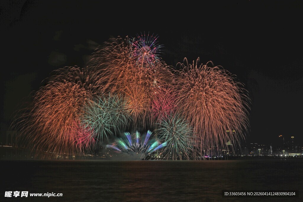 夜空中绚烂的多彩烟花秀