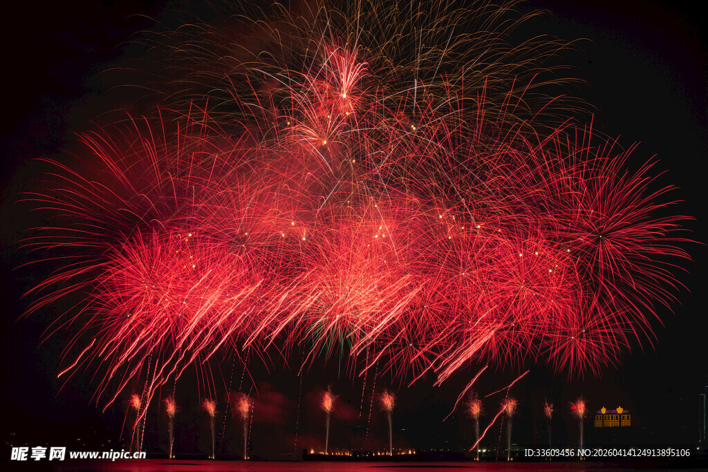 夜空中绚烂的红色烟花
