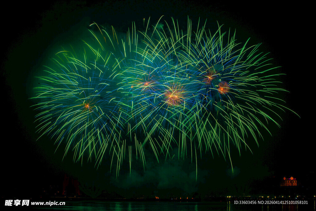 夜空中绚烂的绿色烟花